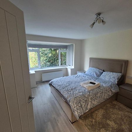 Lovely & Beautiful 2 Bed-Apartment In Μπόρχαμγουντ Εξωτερικό φωτογραφία