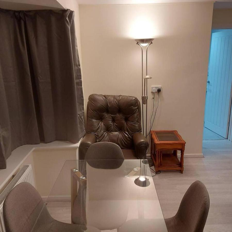 Lovely & Beautiful 2 Bed-Apartment In Μπόρχαμγουντ Εξωτερικό φωτογραφία