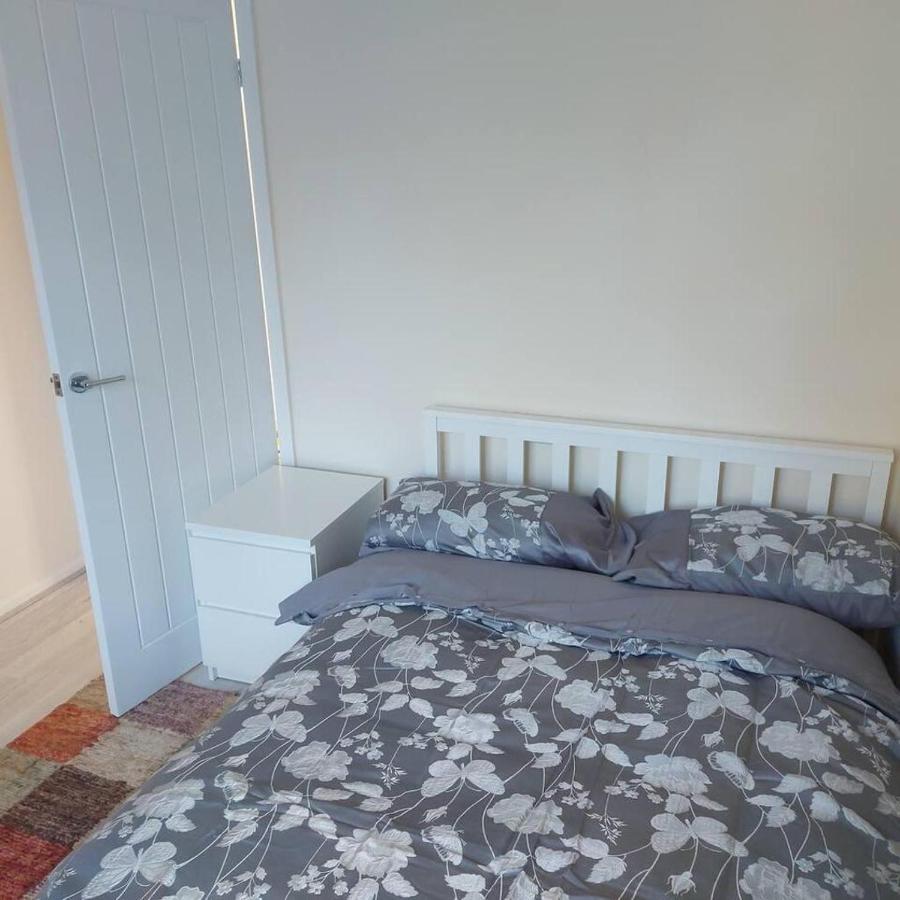 Lovely & Beautiful 2 Bed-Apartment In Μπόρχαμγουντ Εξωτερικό φωτογραφία