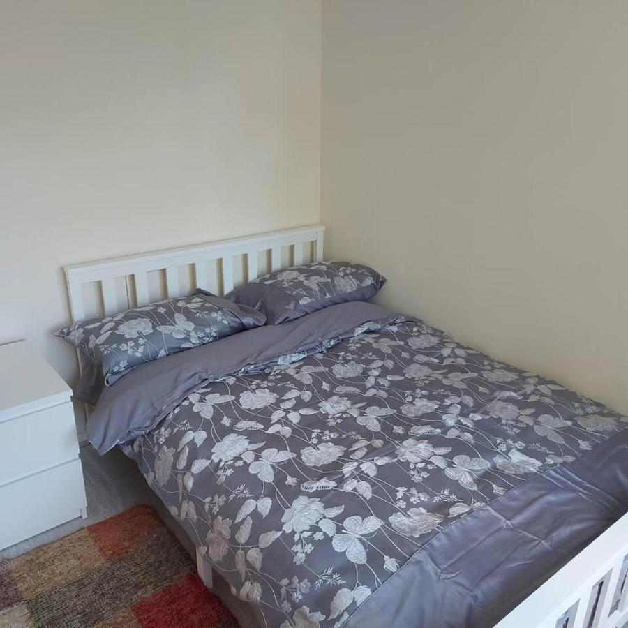Lovely & Beautiful 2 Bed-Apartment In Μπόρχαμγουντ Εξωτερικό φωτογραφία