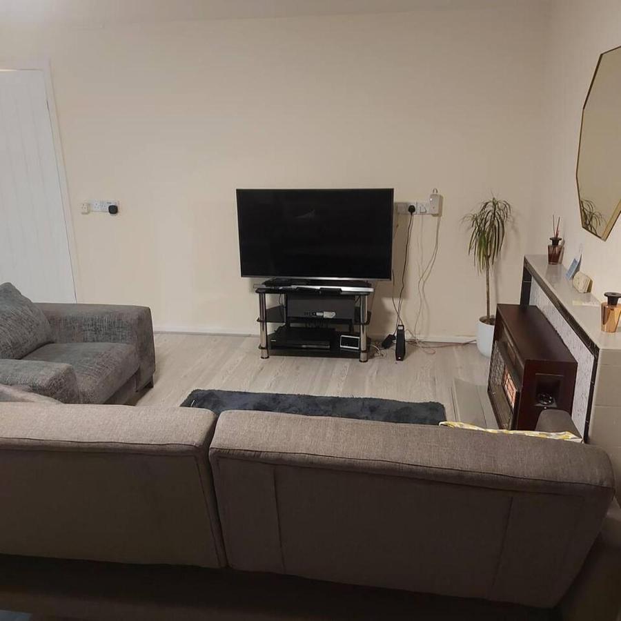 Lovely & Beautiful 2 Bed-Apartment In Μπόρχαμγουντ Εξωτερικό φωτογραφία