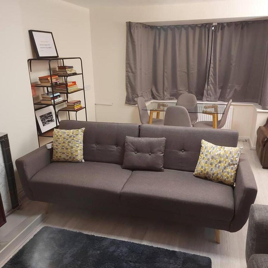 Lovely & Beautiful 2 Bed-Apartment In Μπόρχαμγουντ Εξωτερικό φωτογραφία