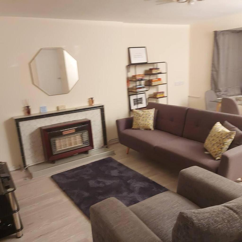 Lovely & Beautiful 2 Bed-Apartment In Μπόρχαμγουντ Εξωτερικό φωτογραφία