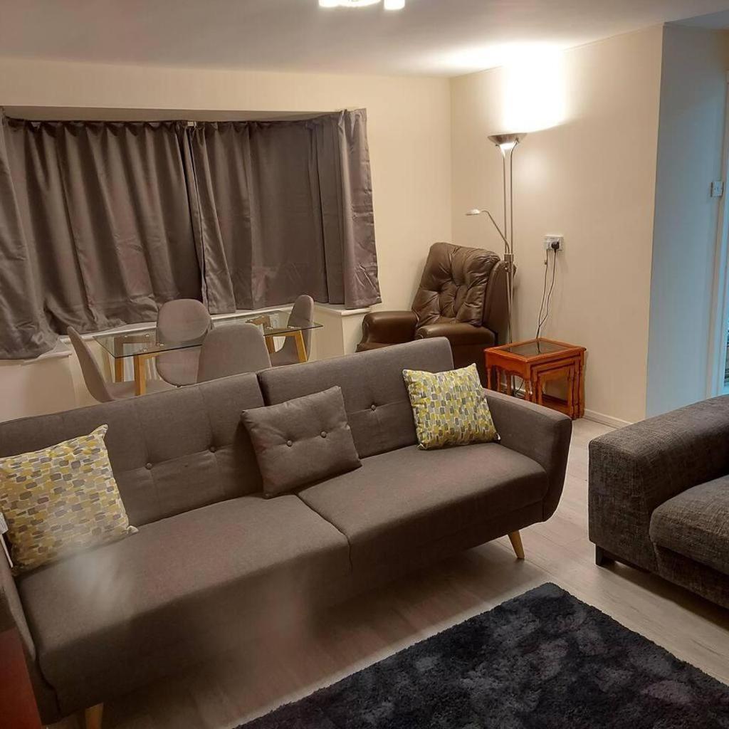 Lovely & Beautiful 2 Bed-Apartment In Μπόρχαμγουντ Εξωτερικό φωτογραφία
