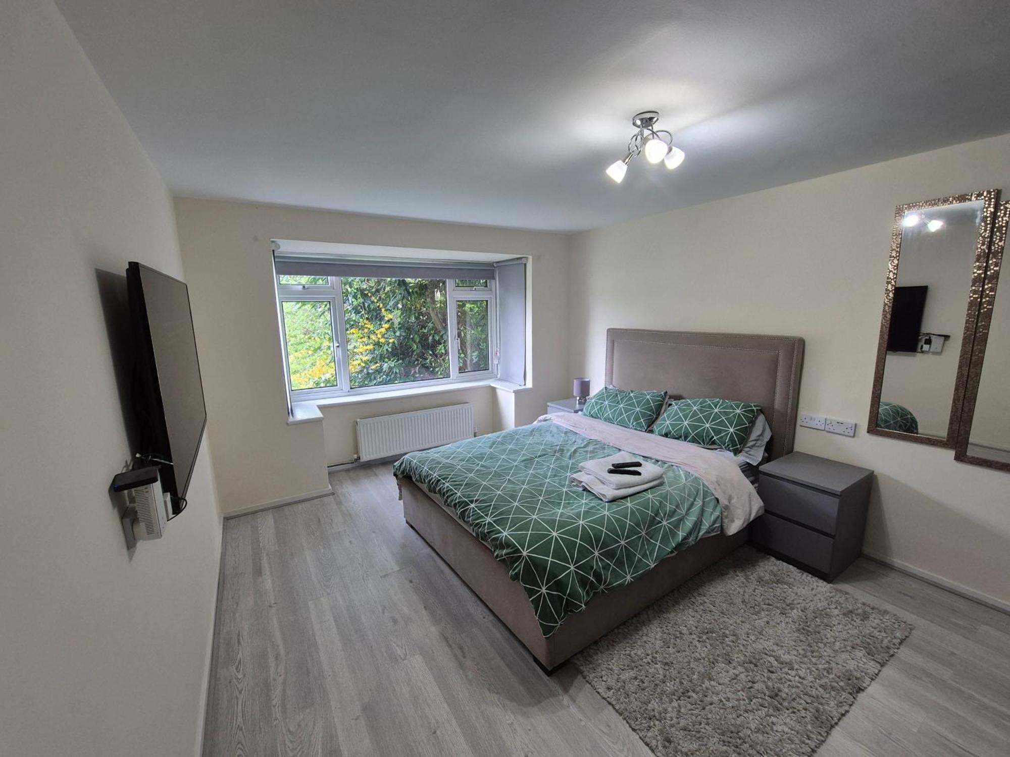 Lovely & Beautiful 2 Bed-Apartment In Μπόρχαμγουντ Εξωτερικό φωτογραφία
